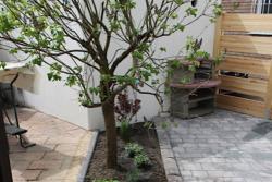 Neues Beet an gepflasterter Terreasse